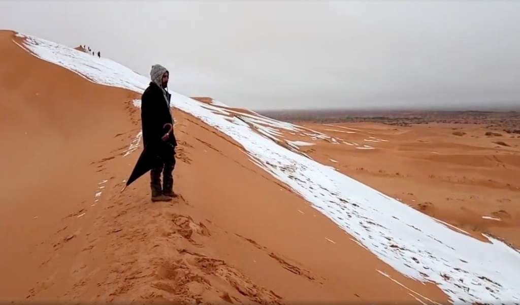 El desierto del Sahara se tiñe de blanco ante inusual nevada como consecuencia de la ola de frío