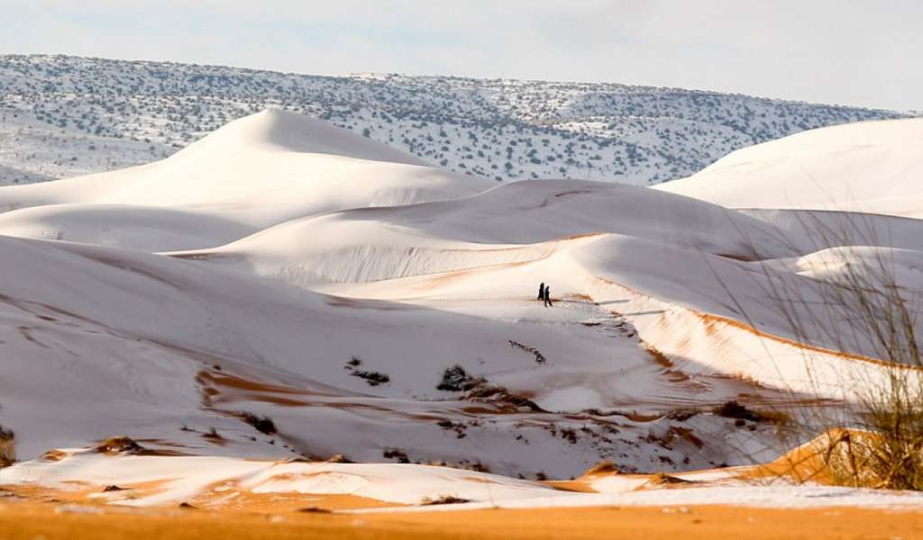 El desierto del Sahara se tiñe de blanco ante inusual nevada como consecuencia de la ola de frío