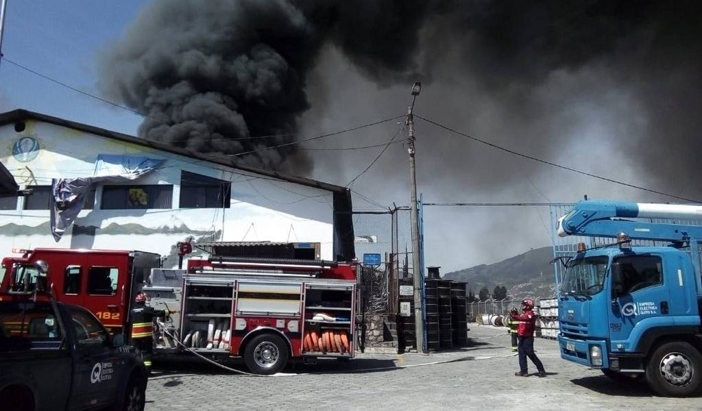 Incendio afecta instalaciones de la Empresa Eléctrica Quito en el sector de El Dorado