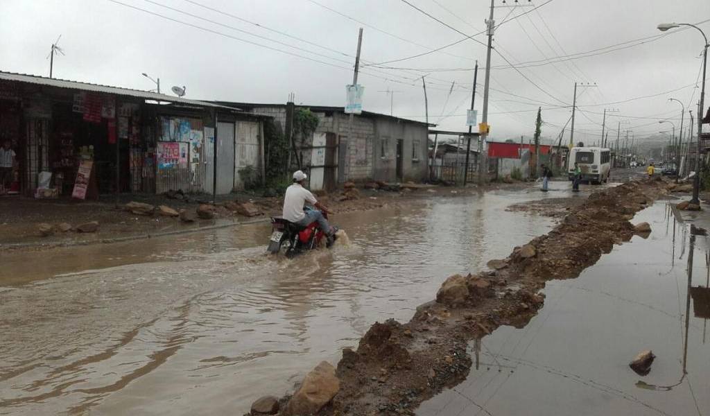 Lluvias en Guayaquil y Quito ocasionaron calles anegadas y tráfico vehicular