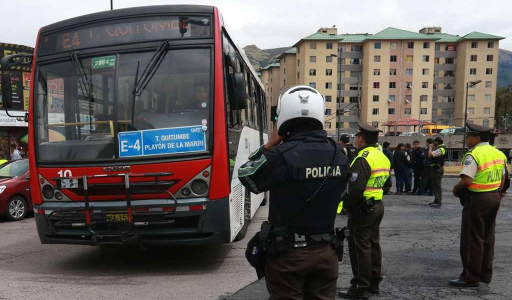 Transportistas piden alza de pasaje durante marcha en Quito
