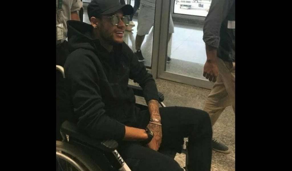 Neymar llega a Brasil para operarse el sábado y tendrá tres meses de para