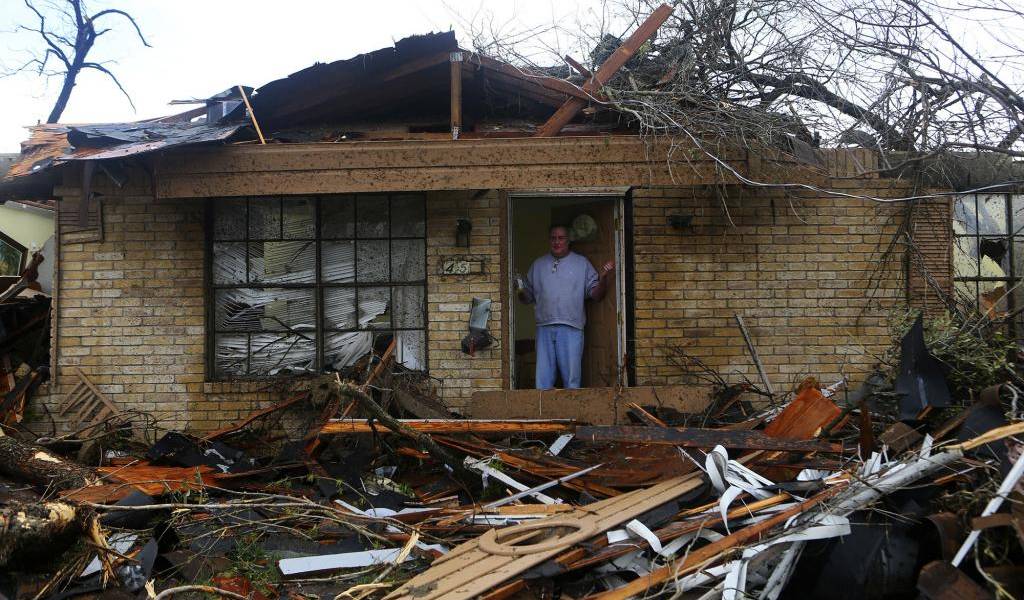 Fuertes tormentas y tornados dañan decenas de casas en San Antonio, Texas