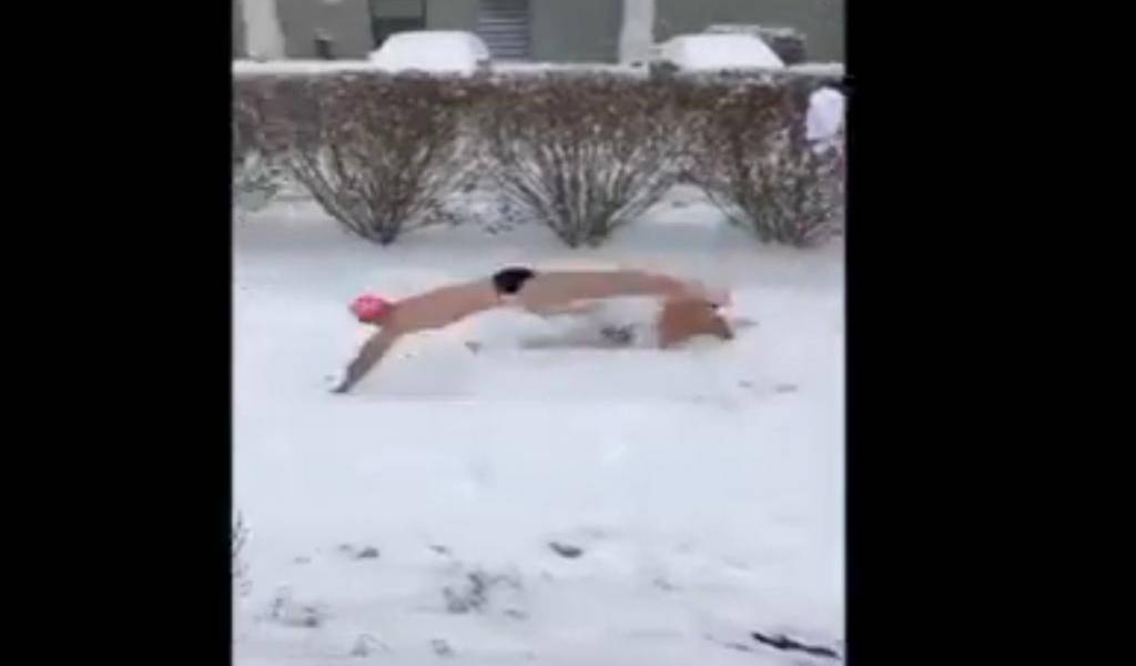 Video de jóvenes que &#039;nadan&#039; en la nieve se vuelve viral