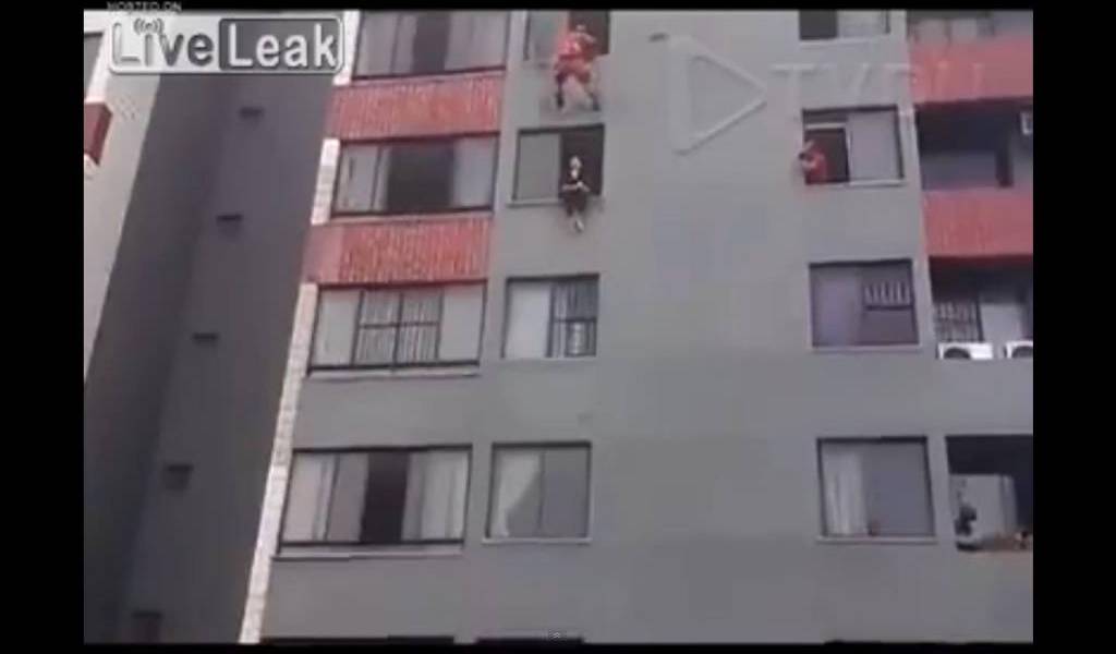 Salvan a mujer que intentó suicidarse desde un décimo piso