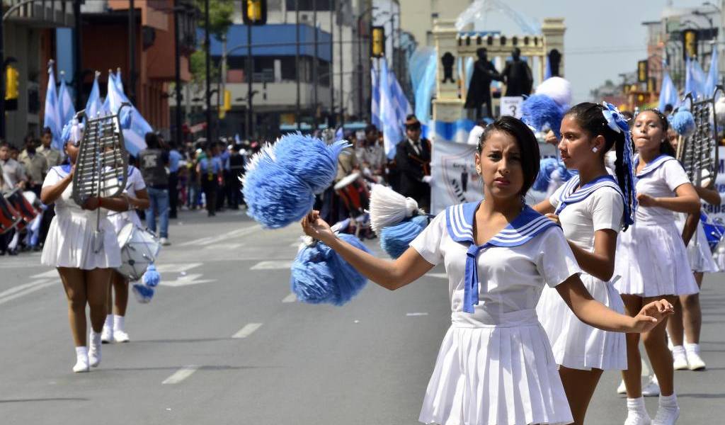 El desfile estudiantil se tomó las calles de Guayaquil