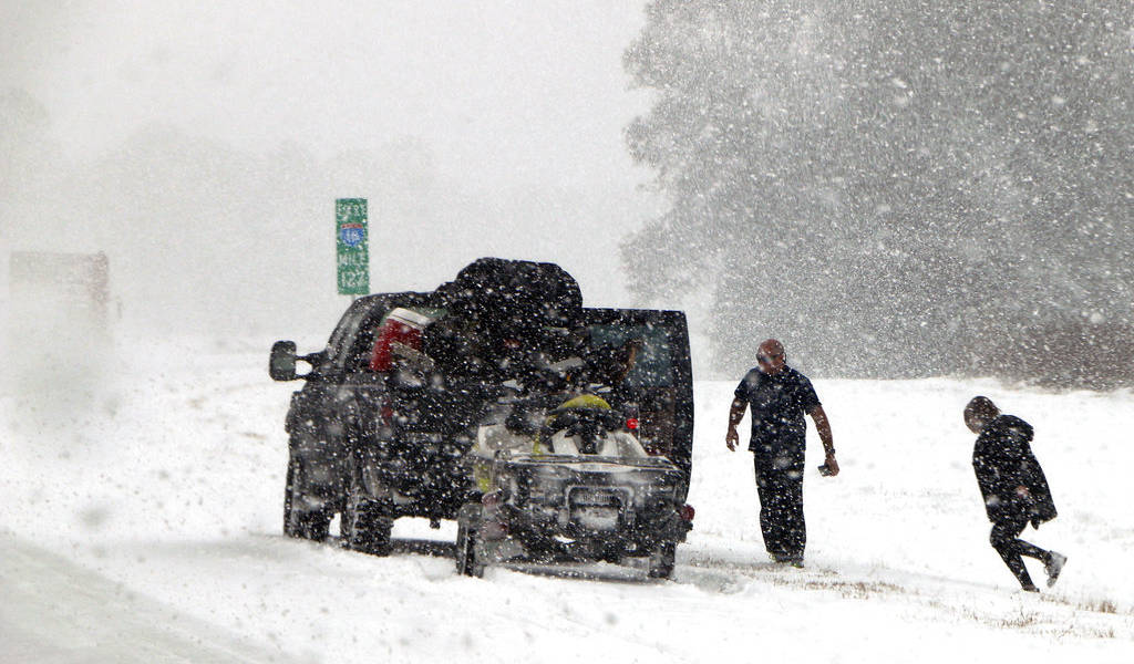 Tormenta invernal golpea al sur de EE.UU. con nevadas y deja 17 muertos