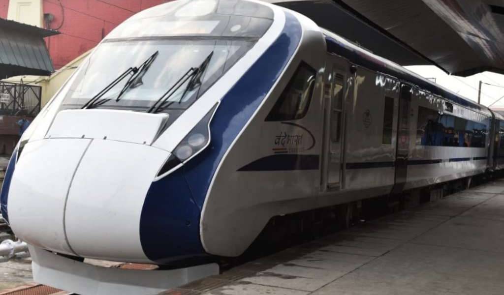 Inauguran tren veloz en India pero este choca con una vaca