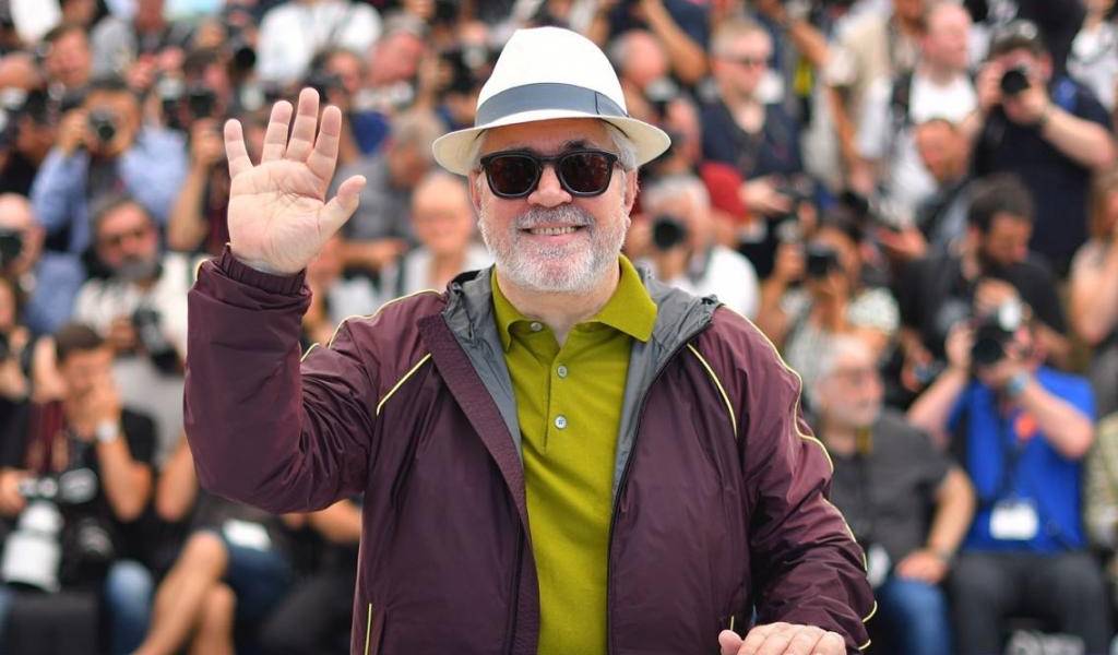 Pedro Almodóvar se pasea en Cannes portando sombrero de paja toquilla