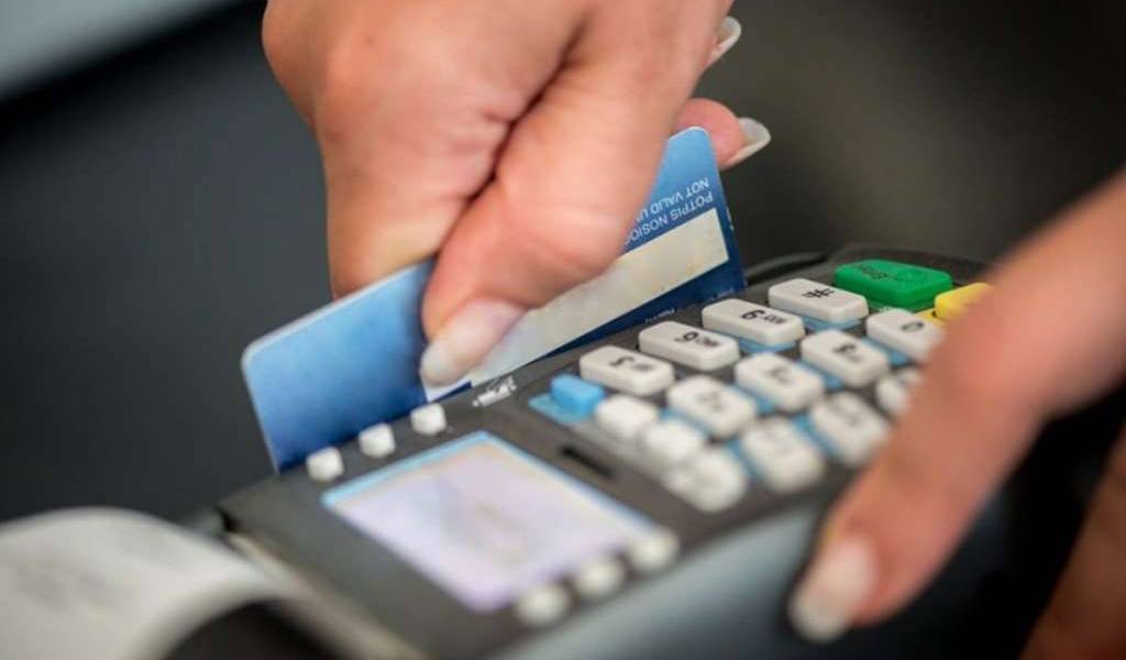 Autoridades revisan resolución que aumenta intereses en tarjetas de crédito