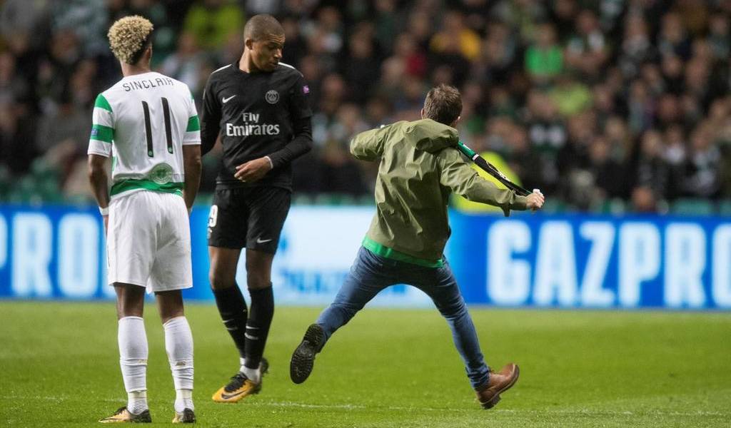 Hincha de Celtic trató de agredir a Kylian Mbappé