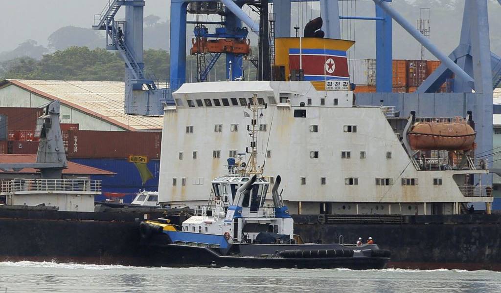 Armada ecuatoriana detuvo a barco con mercadería de contrabando