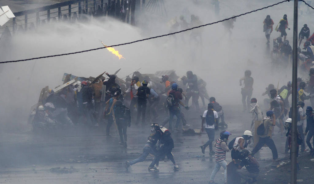 Venezuela: Manifestantes derriban cerca de base aérea