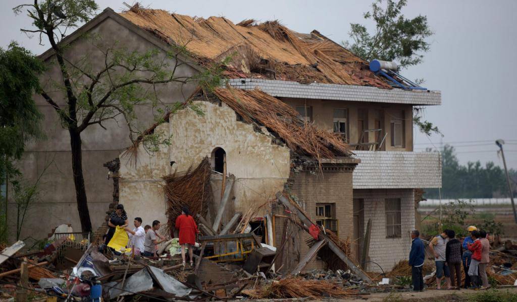Al menos 98 muertos tras el paso de un devastador tornado en China