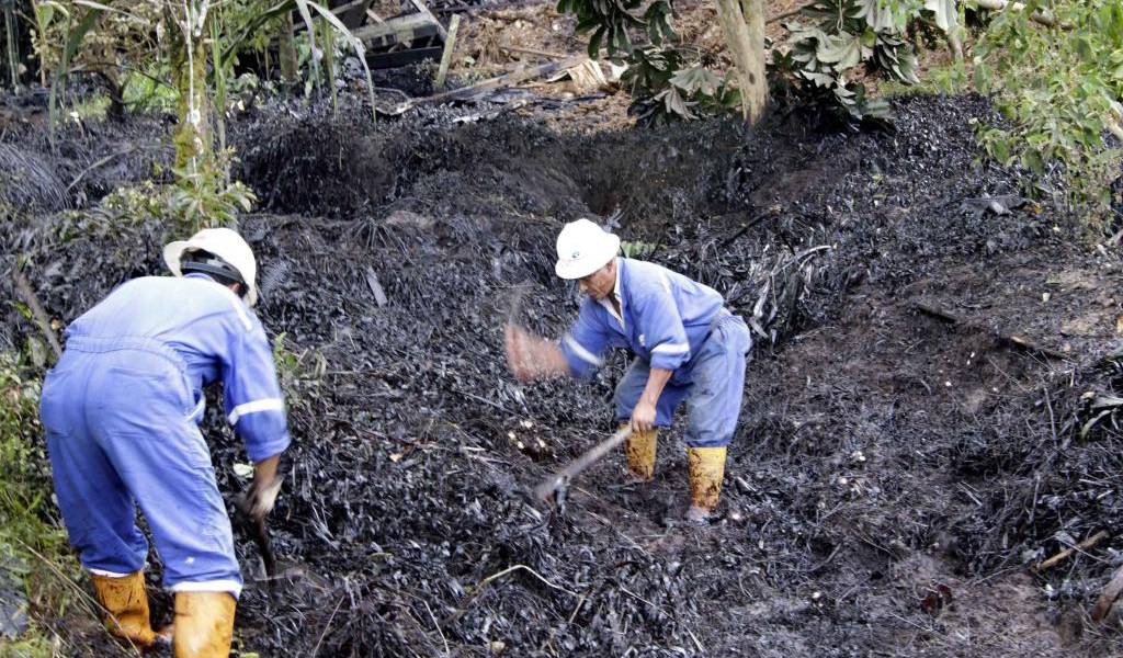 Ecuador contrata a firma de EEUU para limpiar vertido crudo en río amazónico