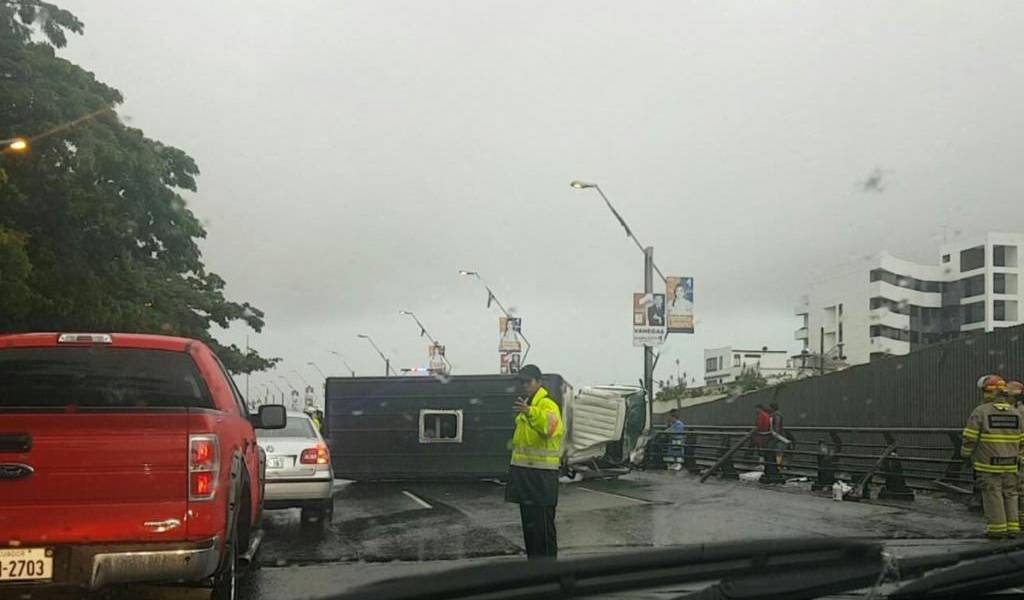 Prolongada lluvia provoca accidentes de tránsito y calles inundadas en Guayas