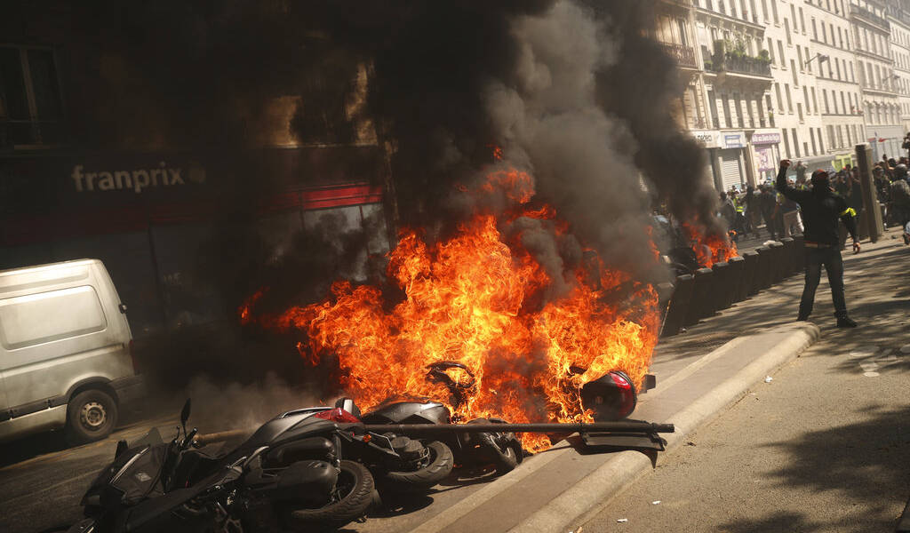 Incendios y ataques durante protesta en París