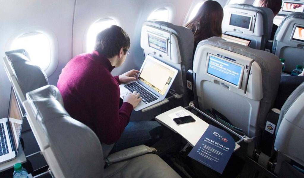 Cuatro aeropuertos mantienen prohibición de EE.UU. de llevar laptops