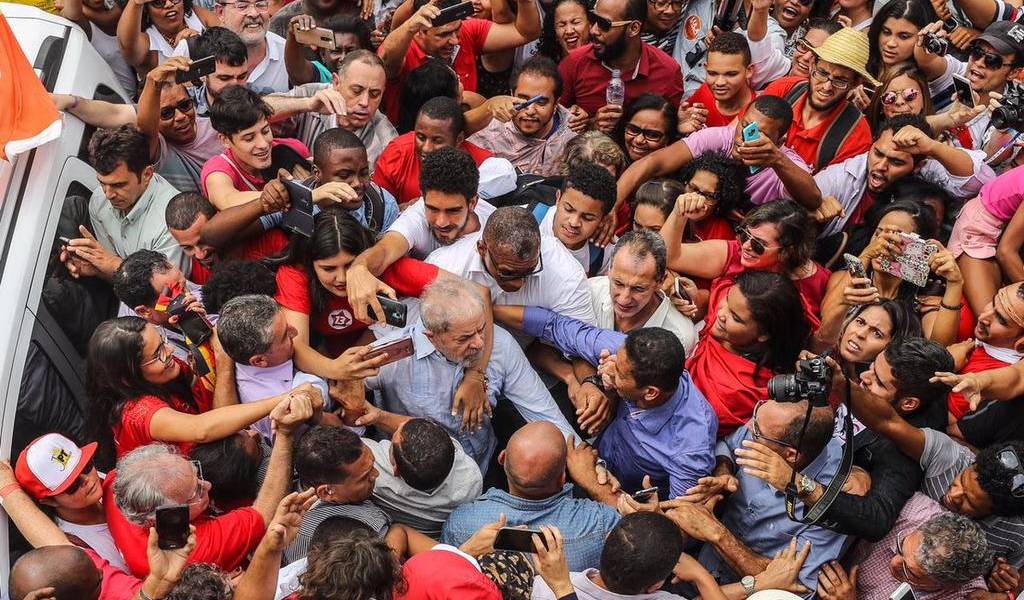 Lula se queda sin diploma, pero agita su candidatura en gira por Brasil