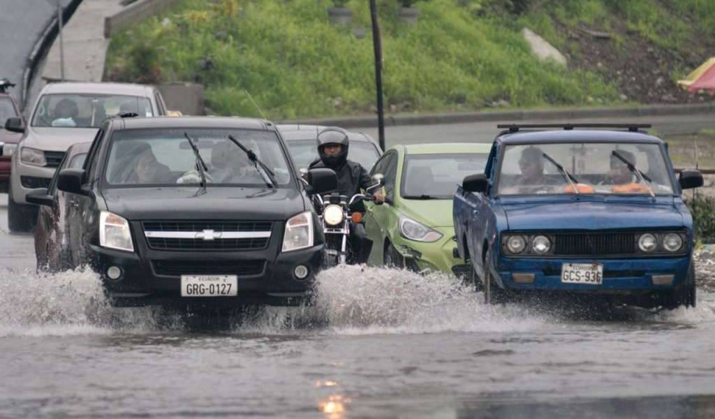 Intensa lluvia registrada en las últimas horas inunda varios sectores de Guayaquil