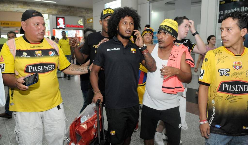 Barcelona fue recibido por cientos de hinchas en su arribo a Guayaquil