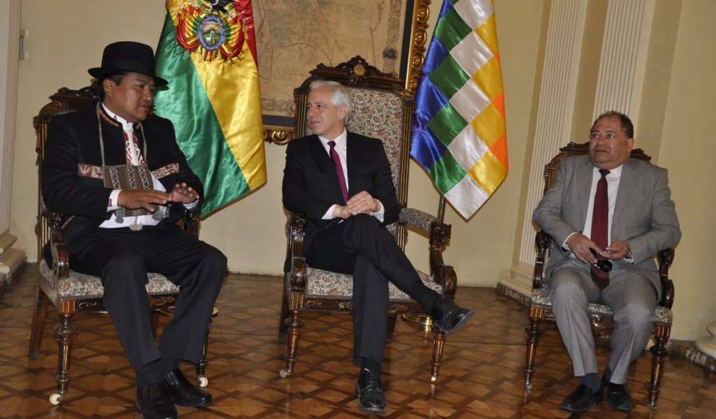 Embajador de Ecuador en Bolivia retorna al país por llamada del gobierno