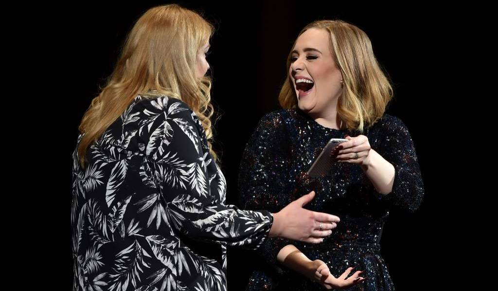 Adele conoce a su doble británica y comparte escenario con ella