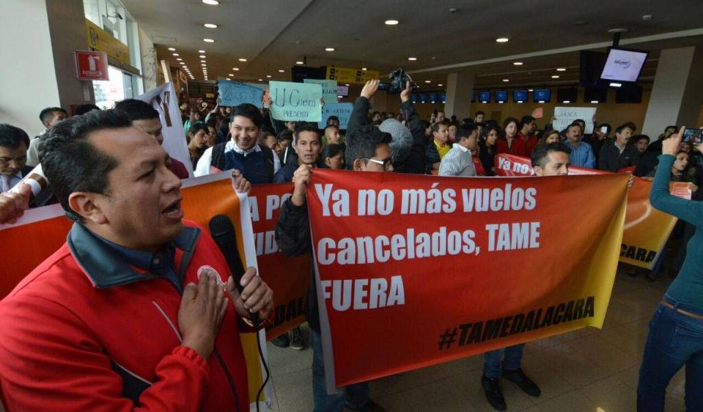 Plantón en aeropuerto de Cuenca contra suspensión de vuelos de Tame