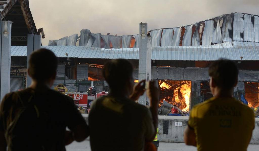 Guayaquil: millonarias pérdidas deja incendio en mercado de transferencia