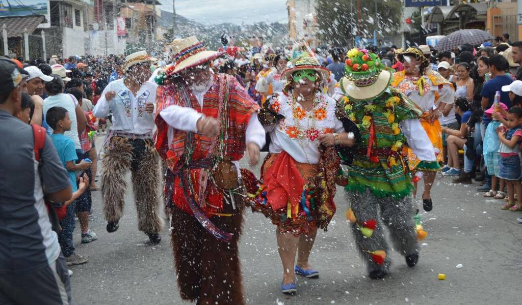 El Carnaval invade con alegría y color a los pueblos de Ecuador