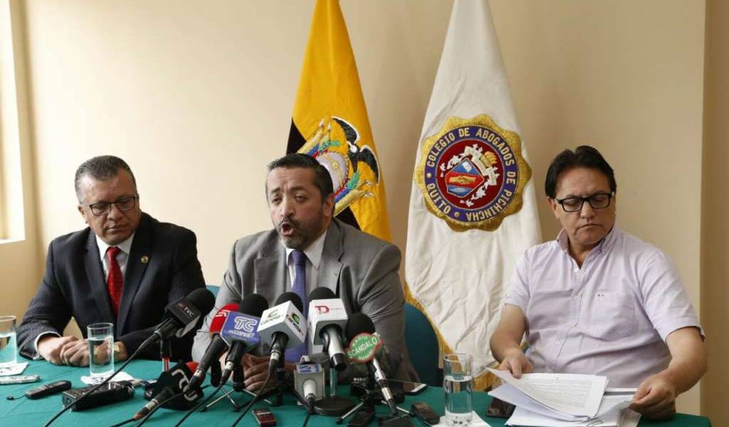 Colegio de Abogados y Fernando Villavicencio piden comparecencia de Rafael Correa