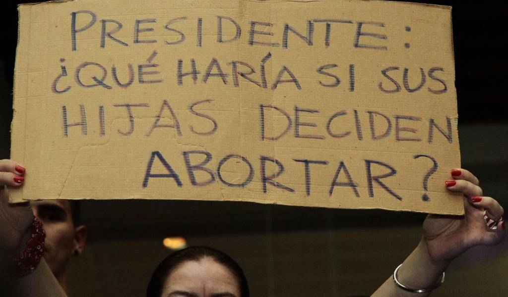Grupos feministas protestan ante Asamblea por no despenalizar aborto