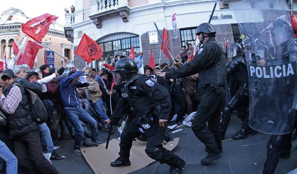 Enfrentamiento entre policías y marcha sindical en Quito