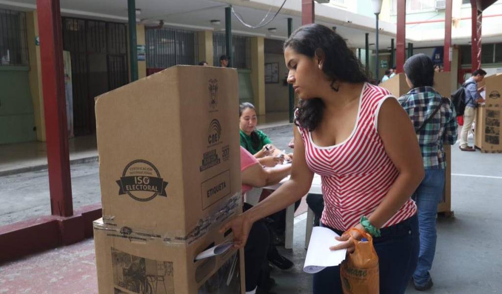 Ecuatorianos en período de reflexión para elegir presidente