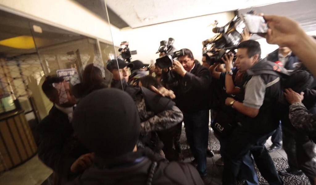 Policía y agentes fiscales ingresan a las oficinas de la encuestadora Cedatos