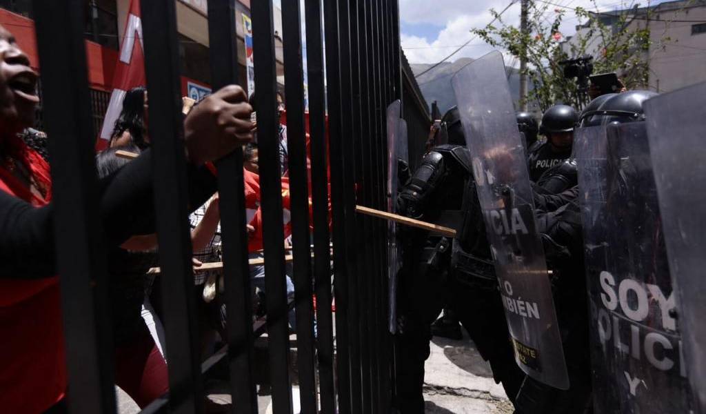 Miembros de la UNE y policías se enfrentan en edificio en Quito