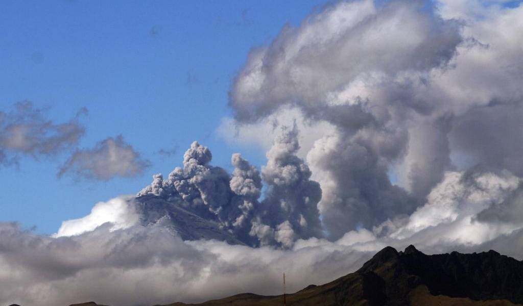 Volcán Cotopaxi mantiene emisión de ceniza y alerta amarilla