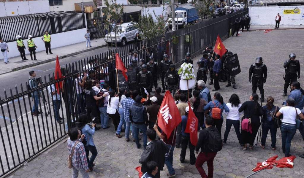 Miembros de la UNE y policías se enfrentan en edificio en Quito