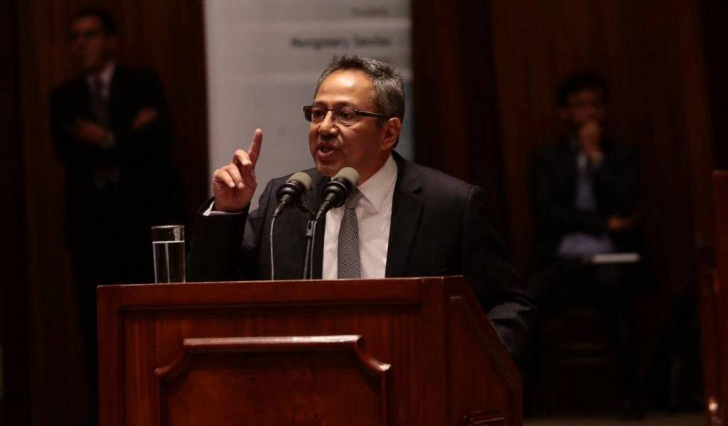 Ministro Espinosa presentó pruebas de descargo ante Comisión de Fiscalización