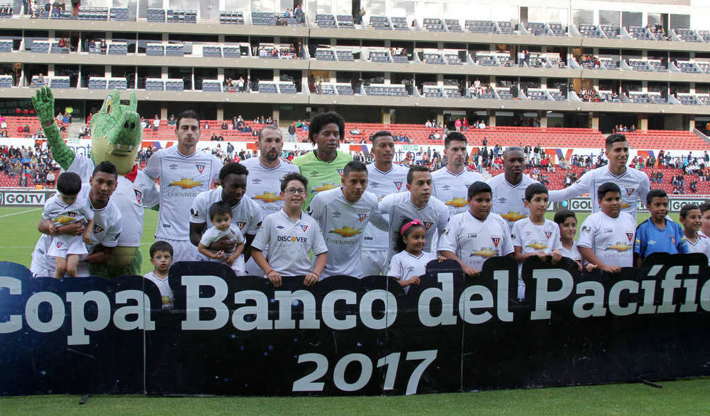 Liga de Quito golea 3-0 a Universidad Católica y se aleja del descenso