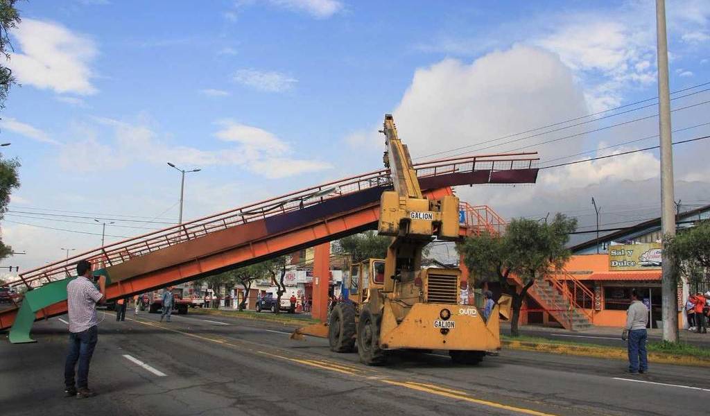 Autoridades repondrán en 30 días el puente peatonal de avenida en Quito