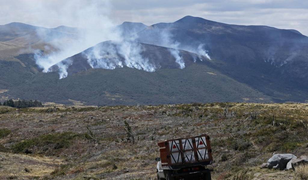 500 bomberos combaten los incendios forestales en Quito