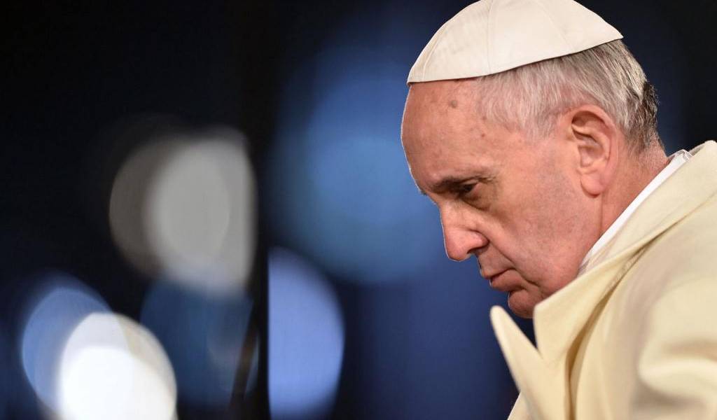 Papa pide a médicos rezar para que sea &quot;cada día más pobre&quot;