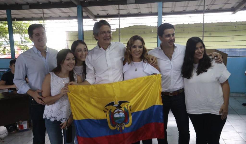 Guillermo Lasso votó en Guayaquil acompañado de su familia y simpatizantes