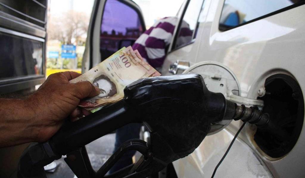Largas colas por falta de gasolina en Caracas y otras ciudades venezolanas