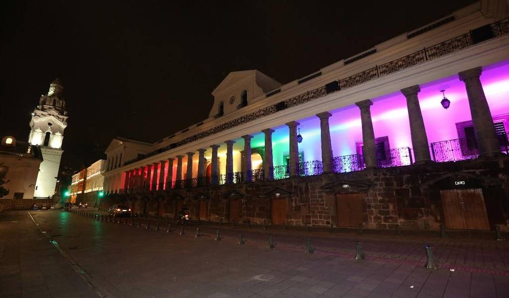 Los colores de la comunidad LGBT iluminaron el Palacio de Carondelet