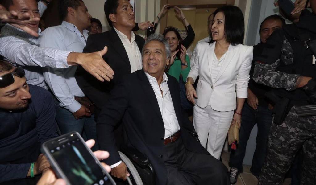 Lenín Moreno mostró su papeleta a la prensa luego de sufragar en Quito
