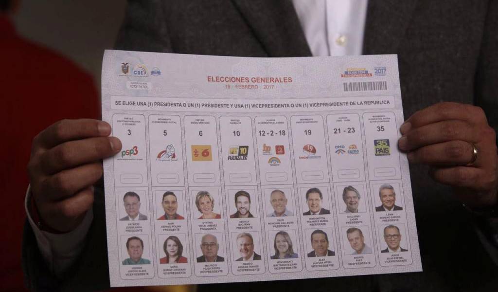 Autoridades muestran las papeletas para las elecciones de febrero de 2017