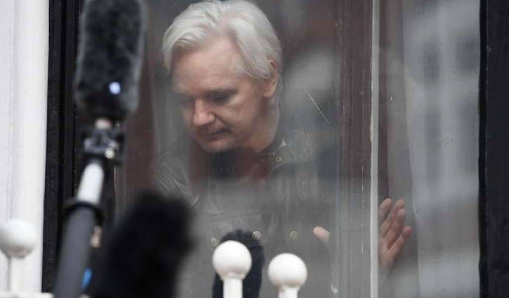 Assange seguirá en prisión por riesgo de escape