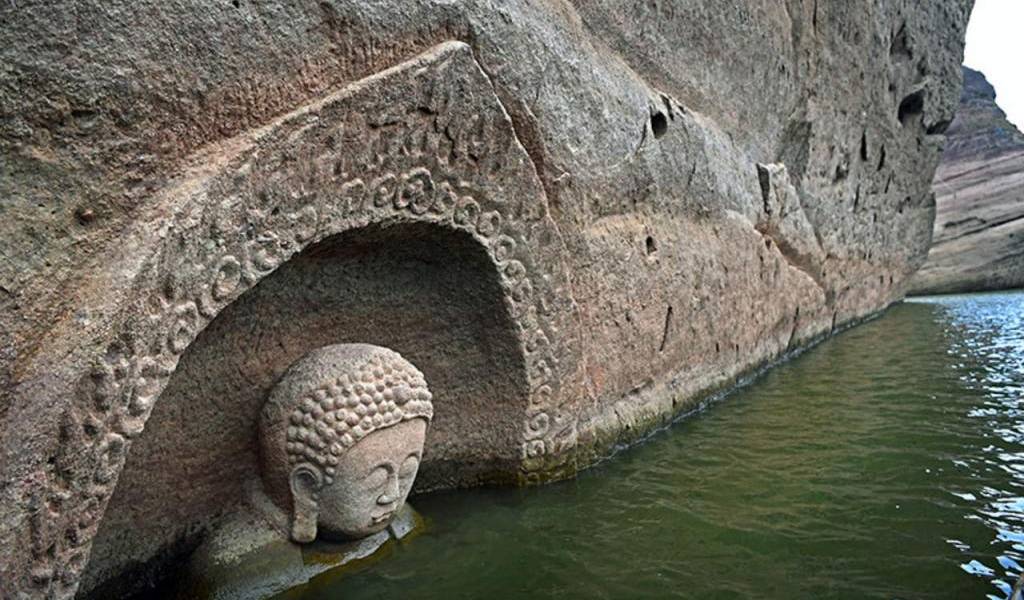 Descubren estatua de Buda de más de 600 años en una represa china